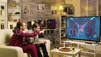 当男友在玩电子游戏时，女朋友指着电视屏幕