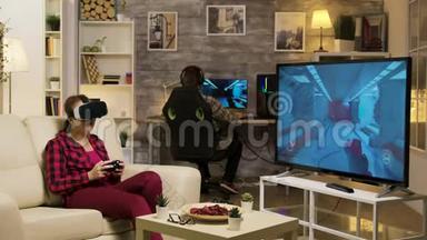 妇女在玩电子游戏时体验虚拟现实