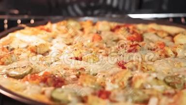 披萨是在烤箱里烤的，在厨房里煮披萨。 比萨饼上的奶酪从烤箱热中融化，关闭，宏观