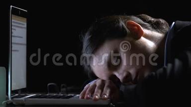 疲惫的员工睡在笔记本电脑上，不规律的工作<strong>时间安排</strong>，夜班