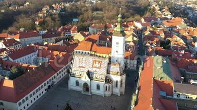 位于克罗地亚<strong>萨格勒布</strong>历史悠久的老城区中心的上城区主要广场和位于<strong>萨格勒布</strong>背景的圣马克教堂