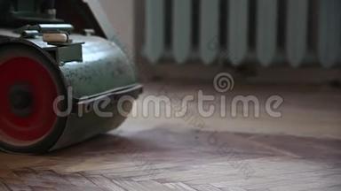 用磨床打磨硬木地板。公寓维修