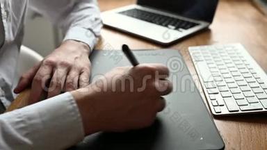 男人用数字笔和平板电脑画画。 设计师或<strong>摄影</strong>师使用<strong>钢笔</strong>平板电脑