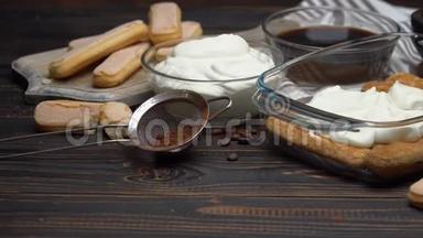 <strong>大连</strong>萨沃亚迪女士手指饼干和奶油在玻璃烤盘和咖啡木背景