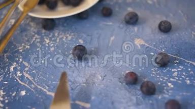甜点，餐厅，蓝莓。 蓝莓在美丽的背景与甜点和咖啡。 背景上的美丽视频