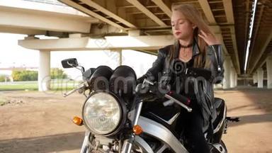 穿<strong>黑色</strong>摩托车皮夹克的少女。 骑摩托车的<strong>比基尼</strong>女郎。 在漂亮的摩托车上