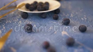 甜点，餐厅，蓝莓。 蓝莓在美丽的背景与甜点和咖啡。 背景上的美丽视频