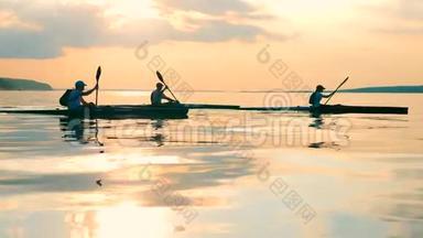 一群划艇的人在独木舟上航行