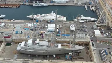 法国LaCiotat市的海上干坞的鸟瞰图，包括货物起重机、正在修理的船只、豪华游艇和汽车