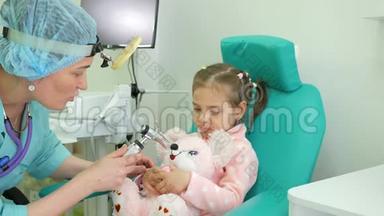 医疗程序，耳鼻喉科医生治疗婴儿，<strong>体检</strong>儿童，咨询耳鼻喉科医生，流感