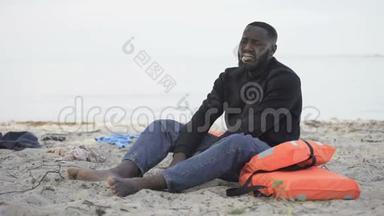 绝望的黑人在岸上哭泣，难民在海难中幸存，失去了家园