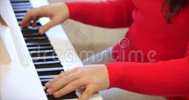一名学生或专业<strong>钢琴家</strong>在一架漂亮的白色钢琴上演奏古典音乐，<strong>钢琴家</strong>的手