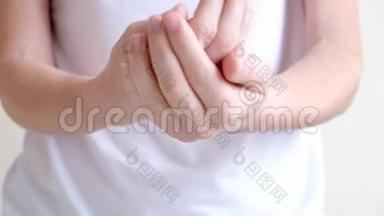 一个年轻女人的手在涂手霜，按摩