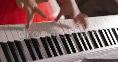 圣诞假期，小女孩或儿童专业钢琴家在美丽的白色钢琴上演奏<strong>古典音乐</strong>