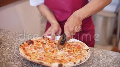 新鲜的<strong>披萨</strong>，将一个<strong>意大利香肠披萨</strong>切成多片，用比萨饼切割机。