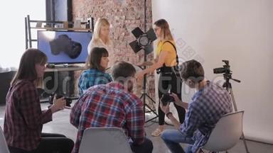 摄影工作室，为年轻创意人士举办的培训课程，专业设备上配有反射相机