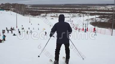 人们在冬<strong>季</strong>滑雪场的雪坡上滑雪和滑雪板。 雪山上的滑雪电梯。 冬<strong>季活动</strong>