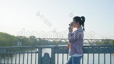 慢动作美丽的女人在桥上晨立的<strong>倒车</strong>镜头上拍照