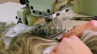 在缝纫机上缝制假发，女人会生产假发