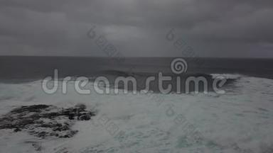 在暴风雨的日子里，地中海的景色，泡沫般的海浪冲击着岩石，4k