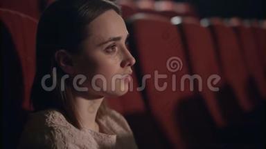 在电影院看悲伤电影<strong>的</strong>女孩。 女人哭着闹着