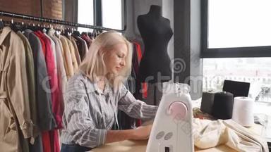 在缝纫机上工作的美丽微笑的女人
