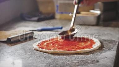 烹饪方法意大利辣香肠比萨饼，意大利厨师做真正的意大利比萨饼，用一个特殊的红色酱汁洒在面团上