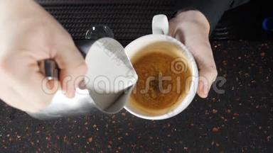 咖啡师将牛奶倒入杯中，制作卡布奇诺，酒保准备卡布奇诺杯，并抽签