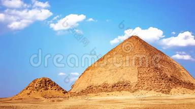破金字塔是达舒尔的埃及金字塔，建于公元前二十六世纪法老斯诺夫拉统治时期。
