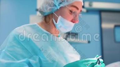 手术间的女外科医生戴眼镜。 蓝光手术室，鼻成形术