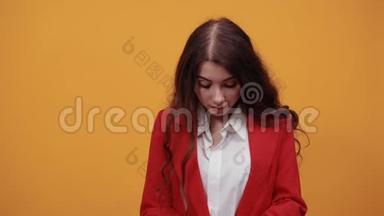 漂亮的女人穿着白色衬衫和漂亮的红色夹克，<strong>露出</strong>手掌的空间
