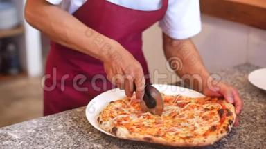 新鲜的<strong>披萨</strong>，将一个意大利香肠<strong>披萨</strong>切成多片，用比萨<strong>饼</strong>切割机。