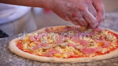 意大利辣香肠比萨饼，烹饪方法，意大利厨师用他的手指用面团做真正的意大利比萨饼，撒上