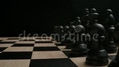 黑色<strong>棋子</strong>在开始位置准备游戏概念。