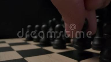 棋盘上的E7-E5棋子黑棋子的第一个标准动作