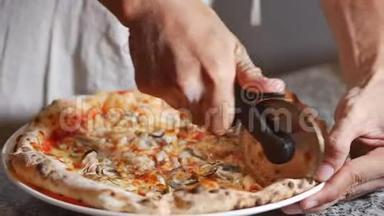 新鲜的披萨，将一个意大利香肠披萨切成多片，用比萨饼切割机。