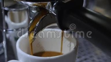 专业咖啡师。 制作新鲜磨碎的咖啡，咖啡师制作拉丁艺术浇注。