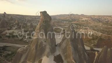 土耳其卡帕多西亚<strong>两大</strong>岩石之间的镜头，无人机镜头，4k