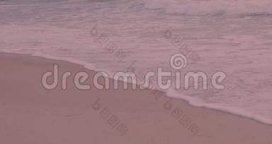 夕阳红沙滩上带泡沫的海浪