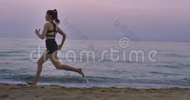 职业<strong>跑步</strong>女士在<strong>早晨</strong>海滩边集中<strong>跑步</strong>，穿着黑色运动服