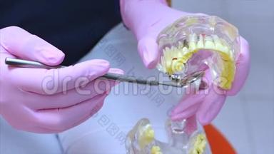 牙医向病人展示了如何正确对待她的牙齿，并给病人提供了正确护理的经验