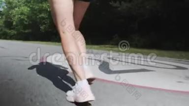 一个在公园里奔跑的胖女孩。 女人用<strong>纤维素</strong>`腿。 年轻女子在公园训练。 做运动的女孩。 跑步