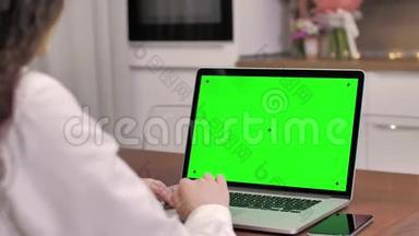 女士使用<strong>笔记本</strong>电脑与<strong>笔记本</strong>电脑绿色屏幕，4K镜头。 技术，色度键，<strong>模板</strong>，模型和娱乐概念