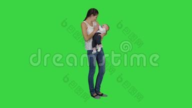 妈妈给宝宝喝瓶上的绿色屏幕，色度键.