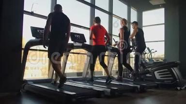 健康的人在健身健身房的机器<strong>跑步</strong>机上<strong>跑步</strong>，工作。 出概念。 在<strong>跑步</strong>机上做有氧训练的人