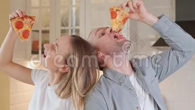 夫妻贪婪地吃着美味的披萨，<strong>沉迷</strong>于快餐，不健康的食物。