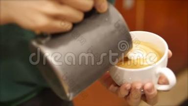 专业咖啡师。 制作新鲜的磨碎咖啡，咖啡师制作拿铁艺术，把牛奶倒入杯子，同时制作