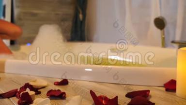 在私人酒店房间的浪漫烛光热<strong>水浴</strong>缸按摩<strong>浴</strong>缸中放松的年轻夫妇的特写镜头。 浪漫浪漫