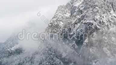 带边界塔的山景，雾下森林，瑞士雪<strong>覆盖</strong>的<strong>山坡</strong>，多云