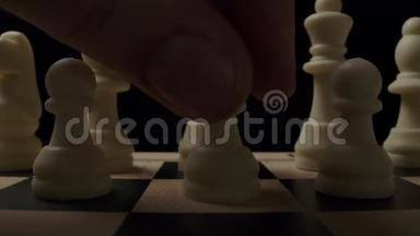 棋盘上白棋棋子的第一个标准动作